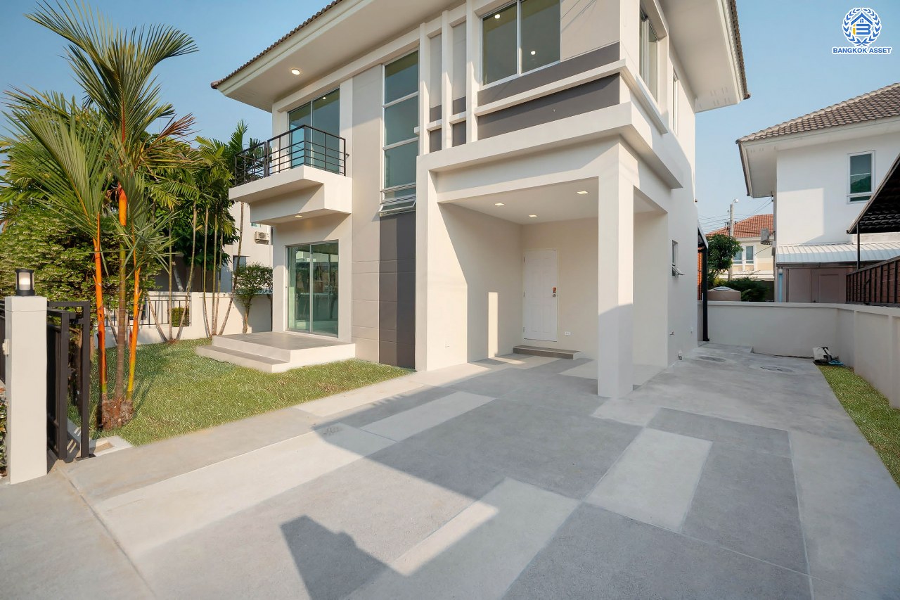 บ้านมือสองตกแต่งใหม่ โครงการ ไลฟ์ บางกอก บูเลอวาร์ด ราชพฤกษ์-รัตนาธิเบศร์ เนื้อที่ 50.3 ตร.ว. ดีไซน์ตอบทุกไลฟ์สไตล์ ฟังก์ชัน 3 ห้องนอน 3 ห้องน้ำ จอดรถได้ 2 คัน บนทำเลติดถนนราชพฤกษ์ เชื่อมต่อทุกเส้นทาง ใกล้รถไฟฟ้าสายสีม่วง "สถานีท่าอิฐ" และจุดขึ้นทางด่วน "ศรีรัช"